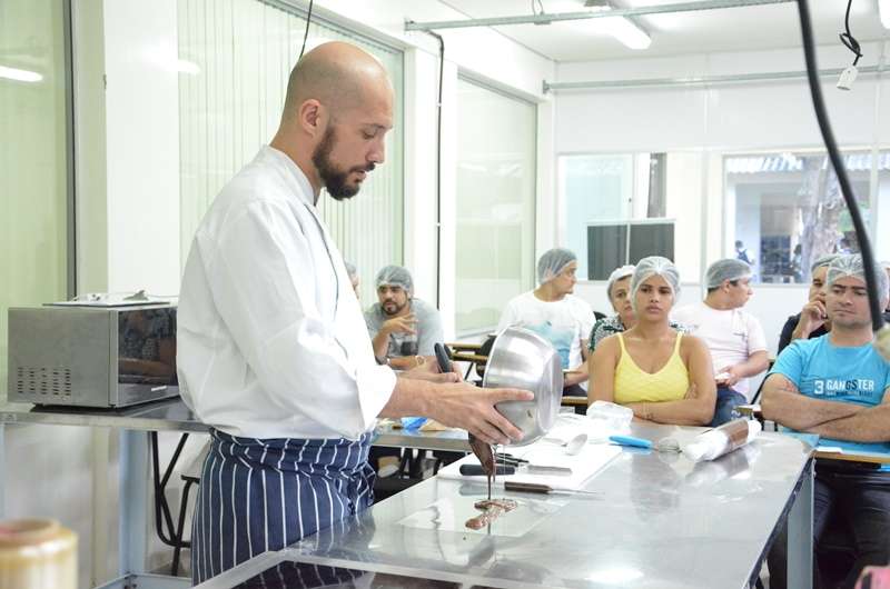Aula show de Thiago Faro coloca delícias à mesa no SENAI Clóvis Motta