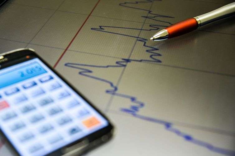 Mercado financeiro aumenta estimativa de inflação para 4,03%, prevê Focus
