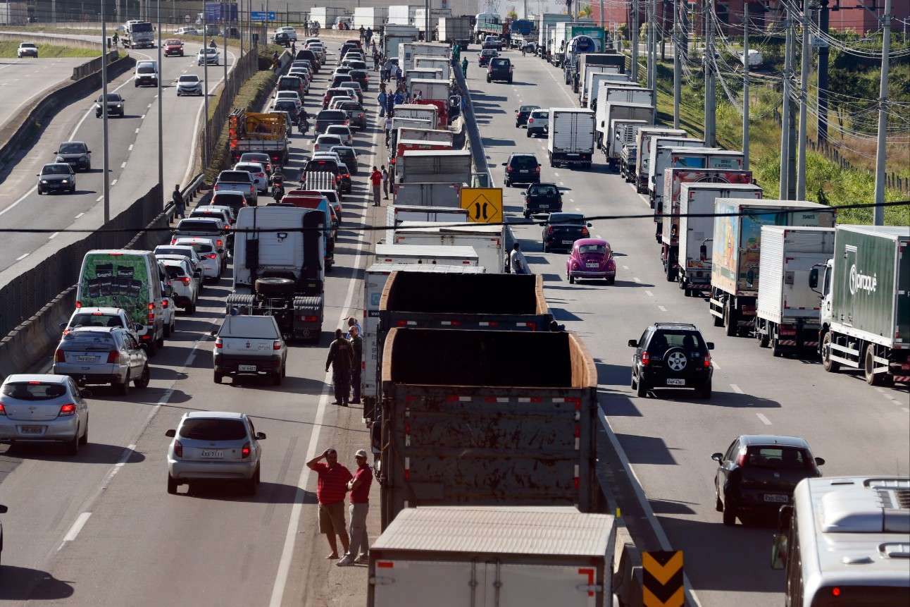 Greve dos caminhoneiros aumenta incertezas e prejudicará indústria