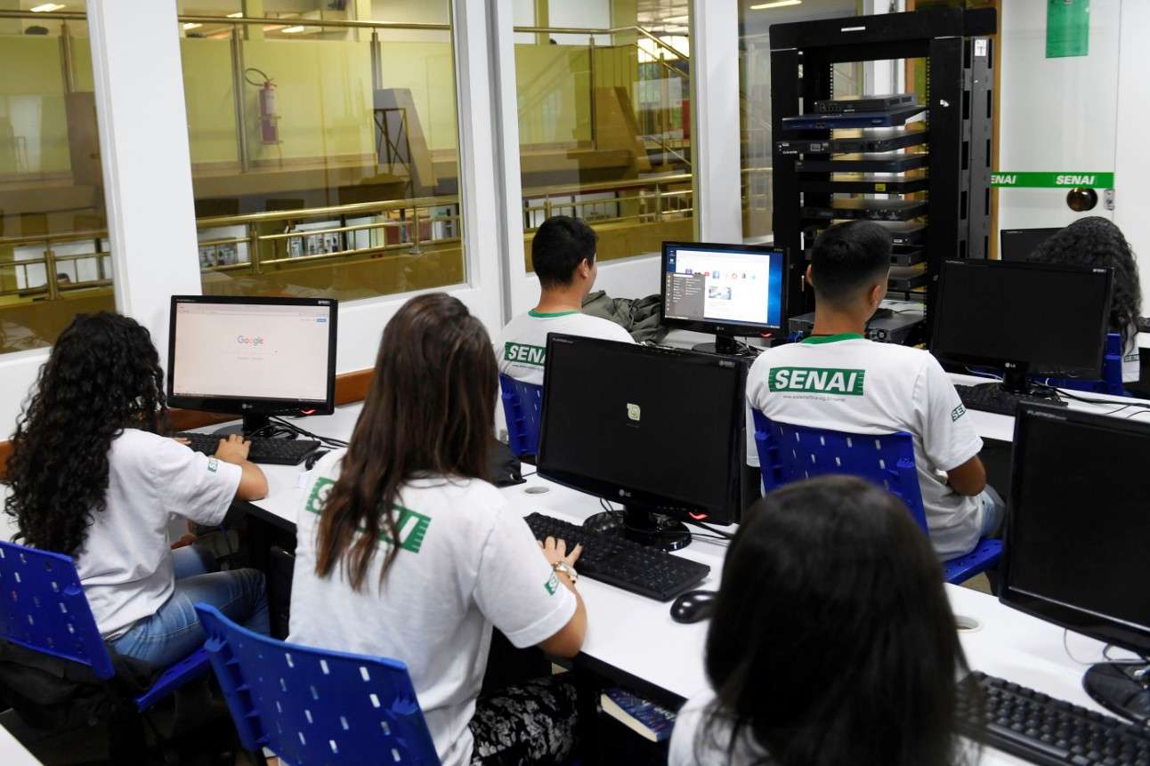Quanto mais conhecem, mais brasileiros aprovam SESI e SENAI segundo pesquisa do Ibope
