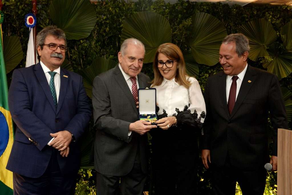 Presidente da FIERN prestigia entrega da Medalha do Mérito Industrial a ACM Júnior