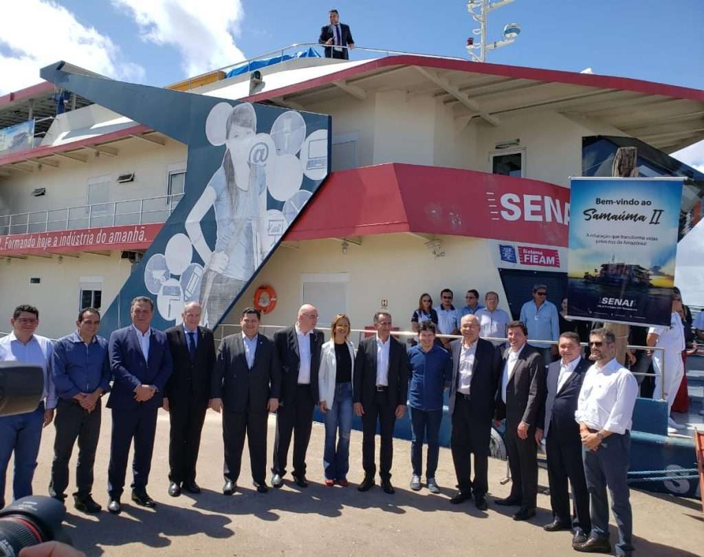 Senadores destacam importância da educação profissional a bordo de barco-escola do SENAI