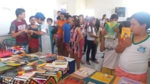Feira de troca de livros atrai público para Indústria do Conhecimento