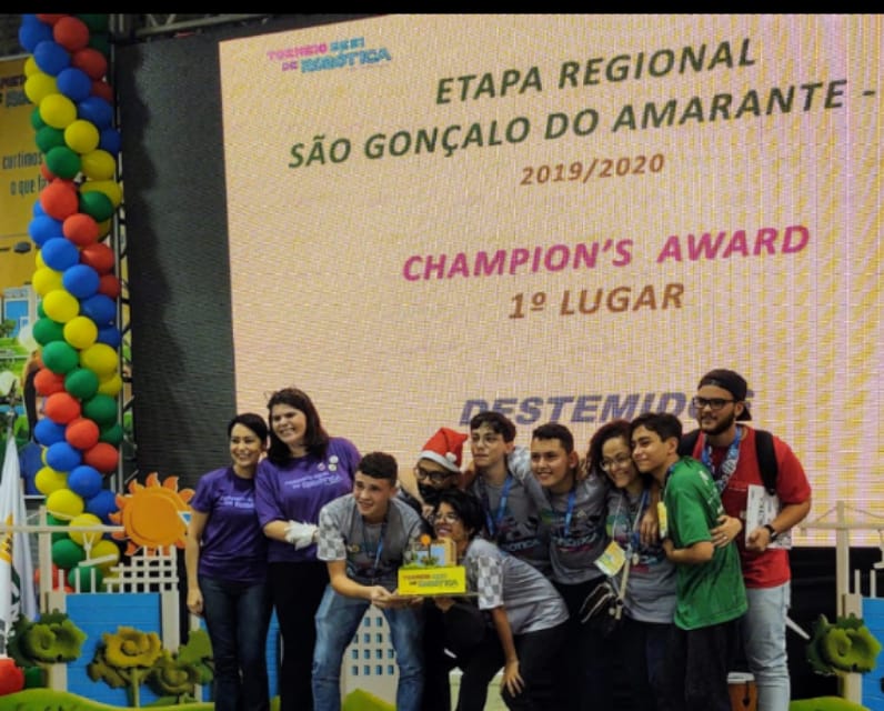 Alunos comemoram classificação para etapa nacional do Torneio SESI de Robótica