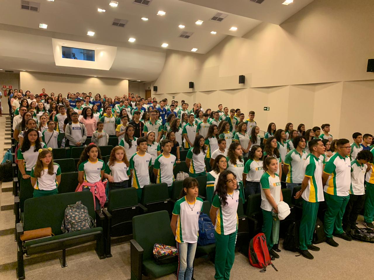 Alunos da Escola do SESI são recepcionados para o início do ano letivo