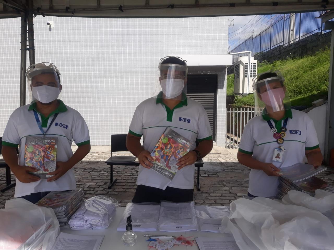 Entrega de kits de material didático aos alunos do SESI-RN