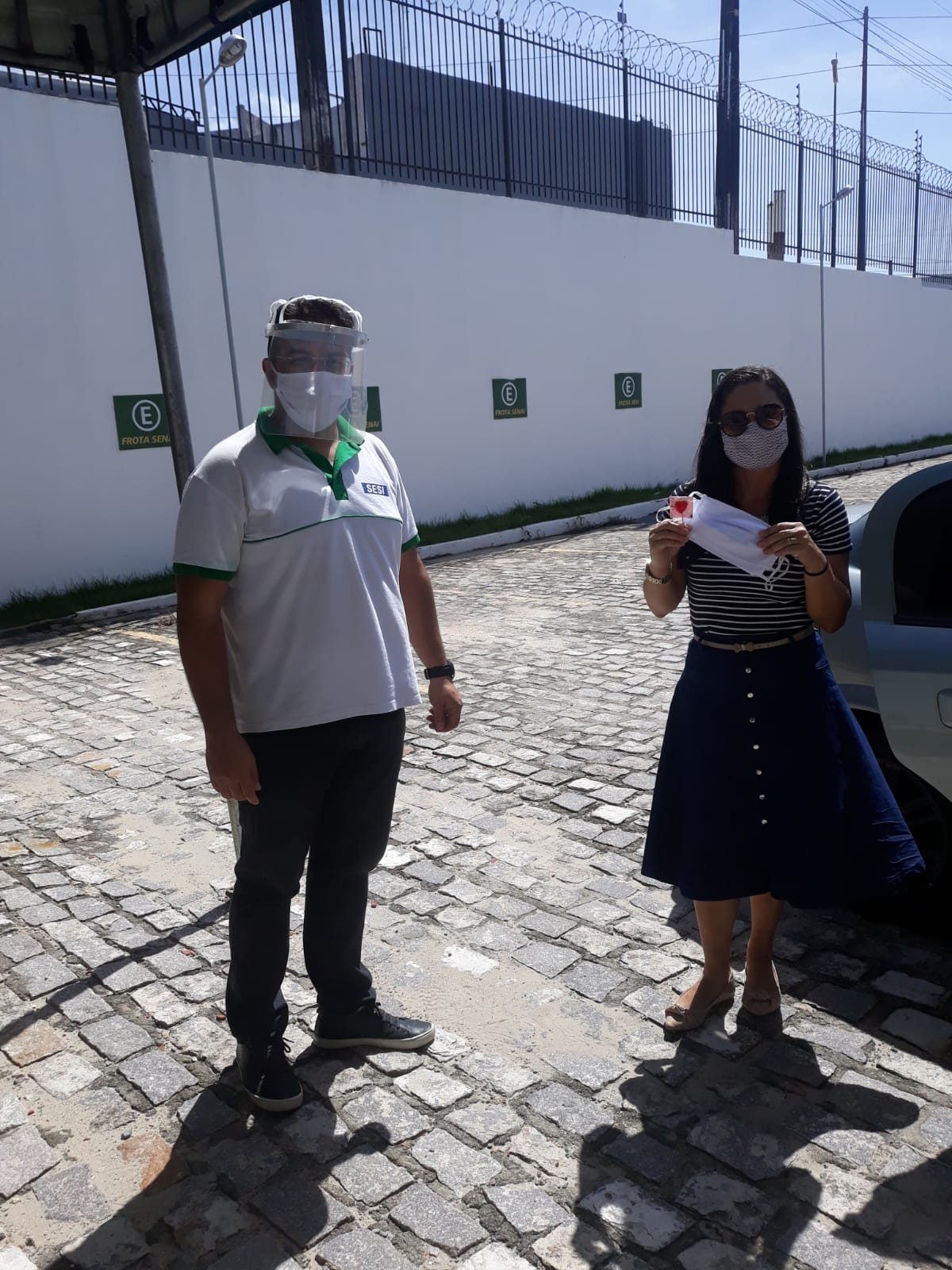 Alunos da Escola do SESI de São Gonçalo recebem material didático e máscara de proteção