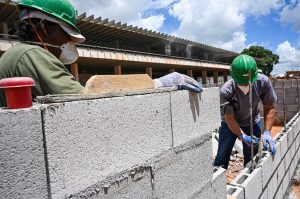 Atividade e emprego recuaram na construção civil em fevereiro