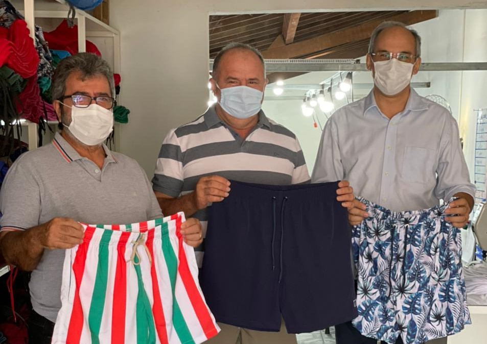 Amaro Sales e prefeito Fernando Bezerra visitam oficinas de costura em Acari