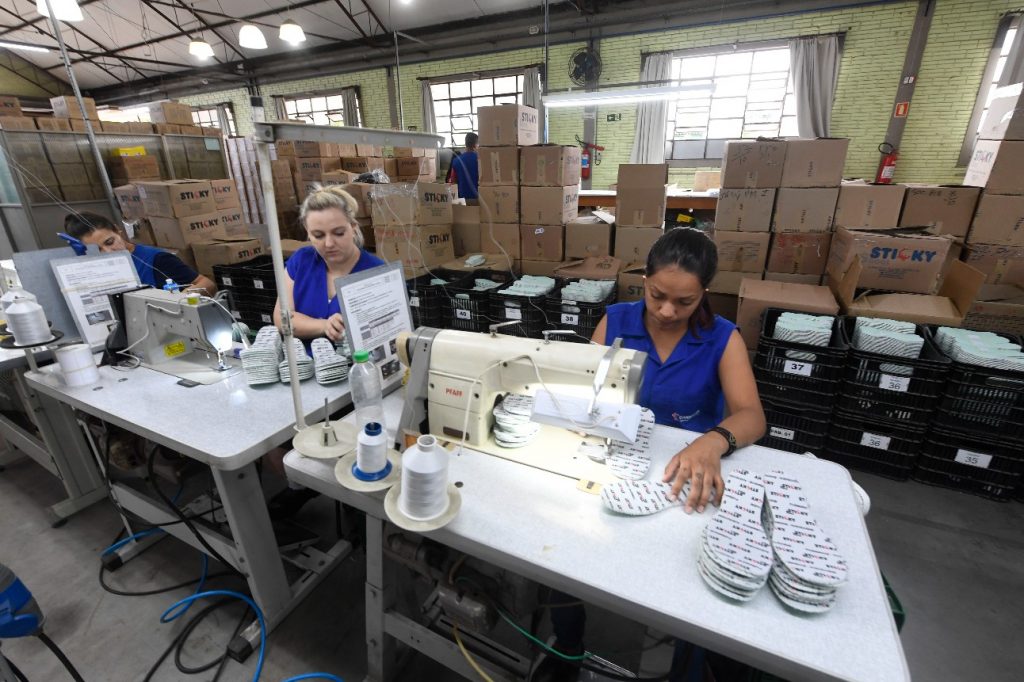 Confiança da indústria recua em setembro, aponta CNI