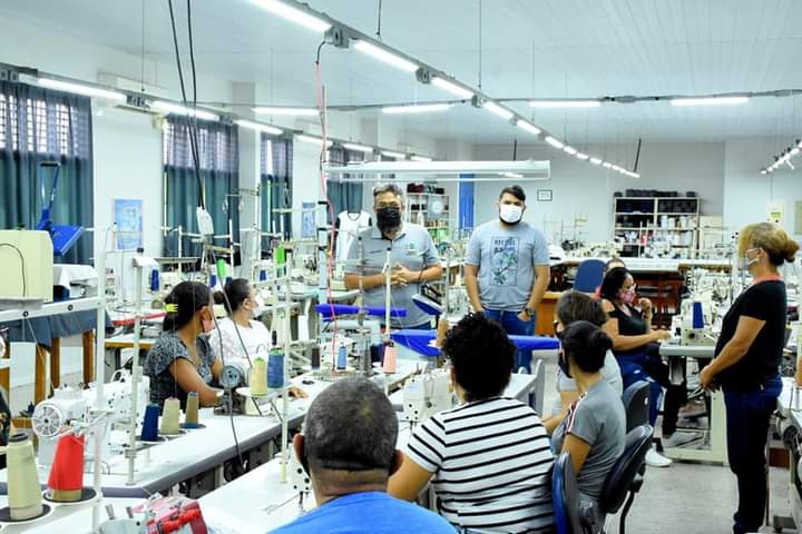 Parceria do SENAI Santa Cruz com prefeituras prepara alunos para oficinas de costura que confeccionam peças para a Guararapes