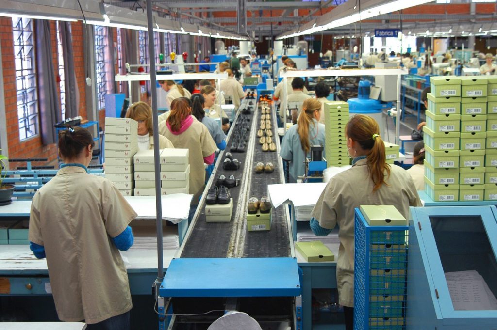 Produção cai após quatro altas e emprego na indústria sobe em ritmo menor em setembro
