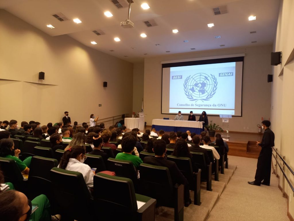 SESI Escola RN promove simulação da Conferência da ONU com alunos do Ensino Médio