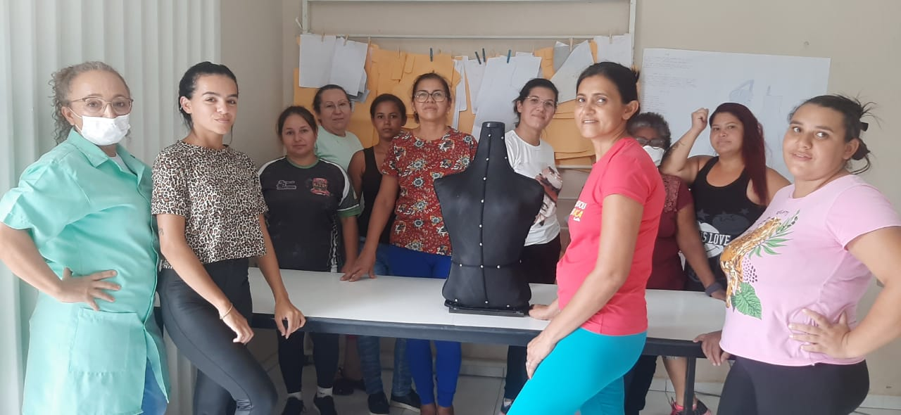 Alunas do curso de modelista do SENAI-RN confeccionam manequim sustentável