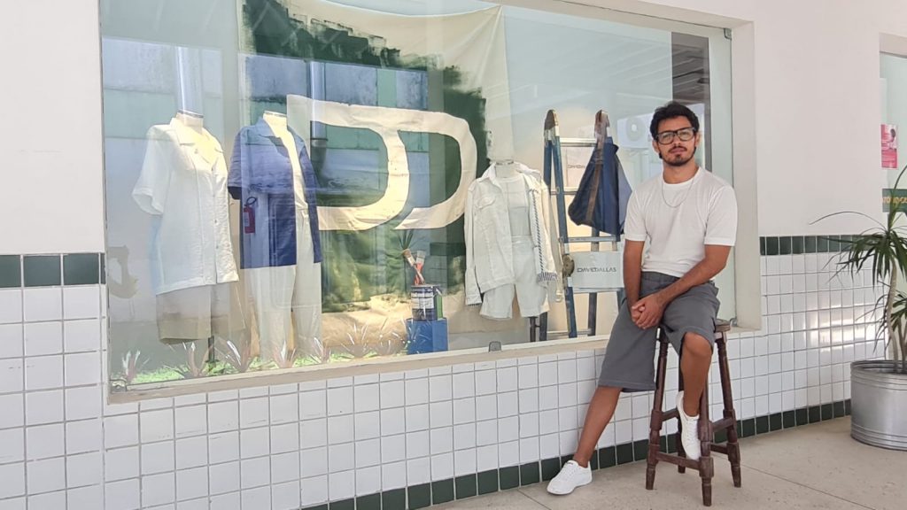 Projeto Vitrine SENAI exibe coleção autoral do estilista David Dallas, ex-aluno do SENAI Moda, no CET Clóvis Motta