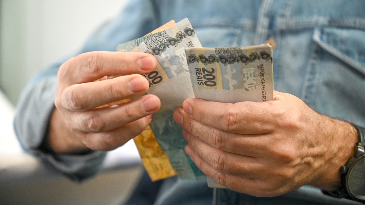 Criar emprego e diminuir impostos são prioridades na economia, segundo os brasileiros, aponta CNI