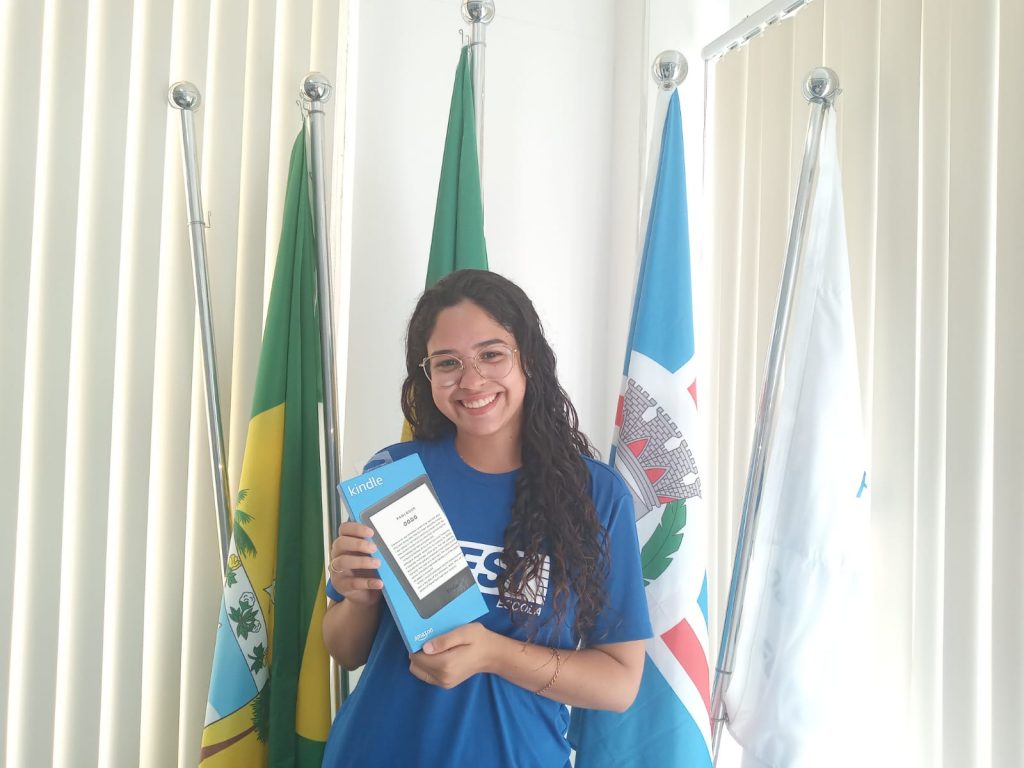 SESI Escola entrega leitores digitais Kindle para alunas que participaram de aulões preparatórios para o Enem 2022