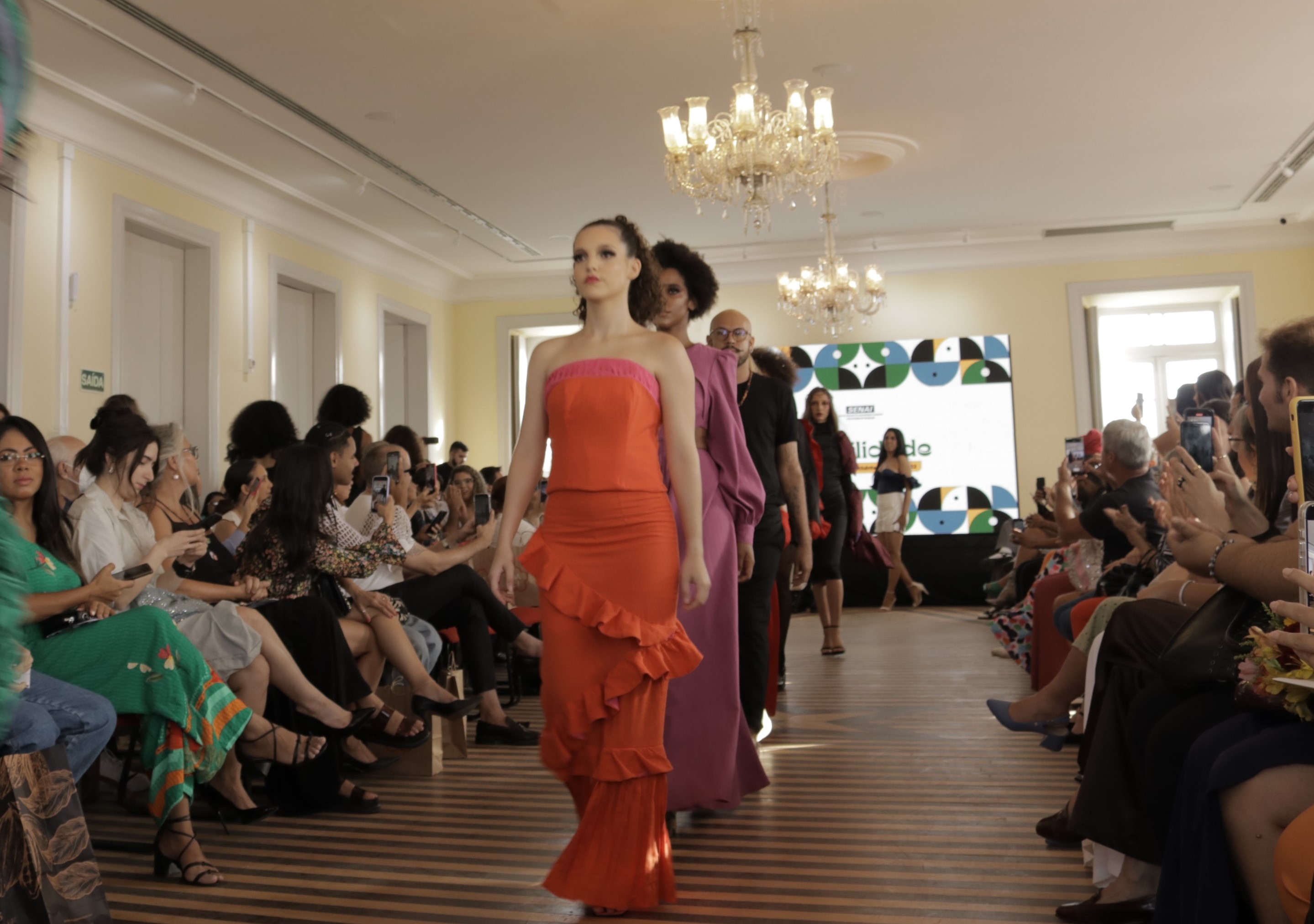 Brasilidade e criatividade marcam desfile do curso de Estilo do SENAI Moda