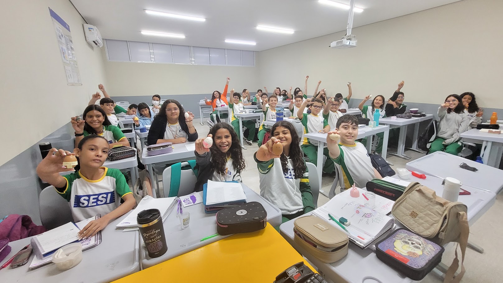 Alunos da SESI Escola Mossoró participam de dinâmica do ovo que incentiva responsabilidade