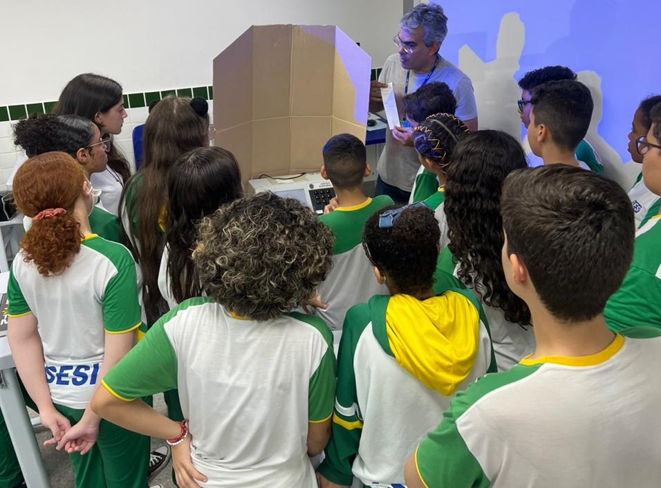 Com uso de urnas eletrônicas, projeto da SESI Escola em parceria com o TRE-RN ensina alunos a votar