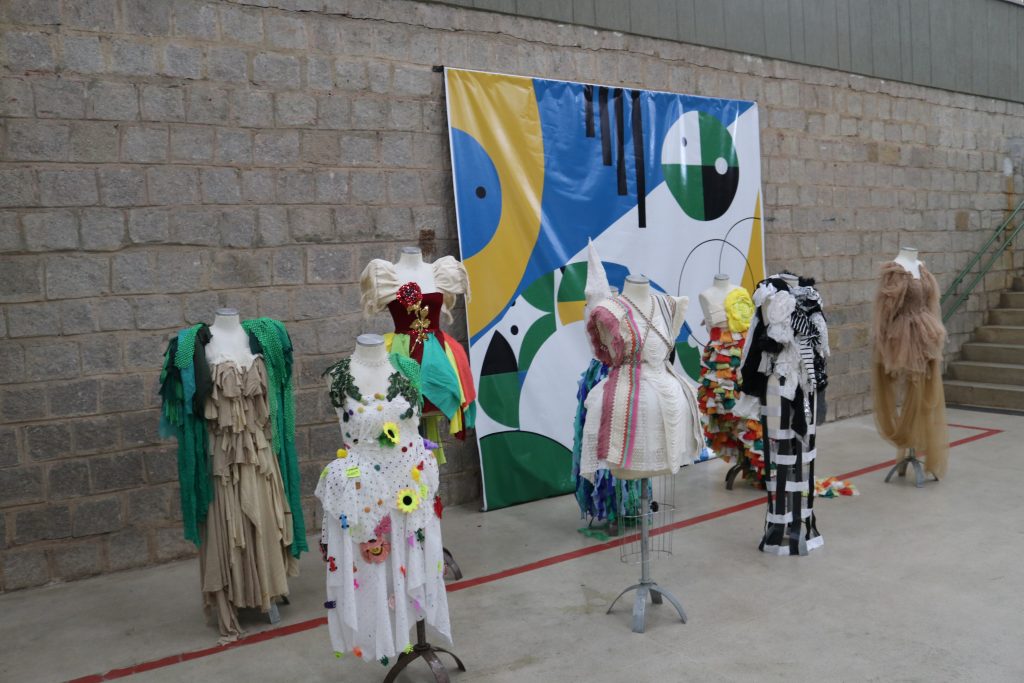 Com desfile, mostra e workshops, SENAI-RN dá início a Semana Fashion Revolution que segue até dia 29