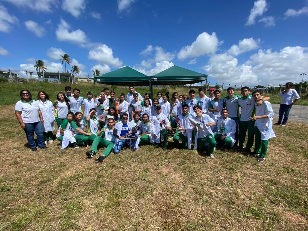 Alunos da SESI Escola lançam protótipos durante Mostra Brasileira de Foguetes na Barreira do Inferno