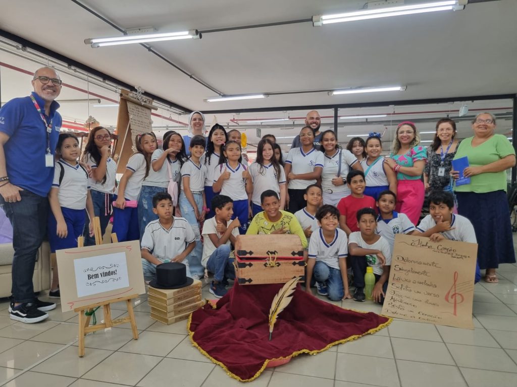 Em visita ao HIT SENAI, crianças de escola pública mergulham na ‘Hora do Conto’ e nas energias