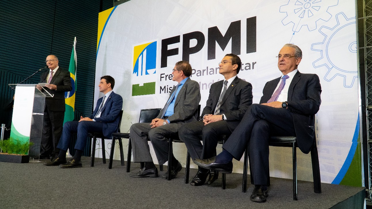 Frente parlamentar vai contribuir para a retomada da indústria, diz Robson Andrade