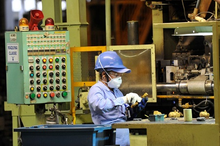 Parque industrial antigo: máquinas da indústria brasileira têm em média 14 anos