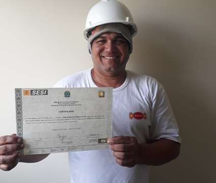 Aluno SESI recebe certificação em Educação de Jovens e Adultos na SIMAS Industrial