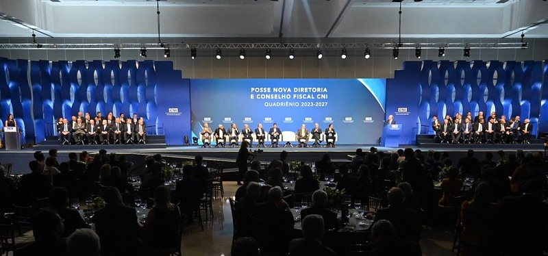 Alban toma posse na CNI e defende nova industrialização. Roberto Serquiz e Amaro Sales integram Diretoria