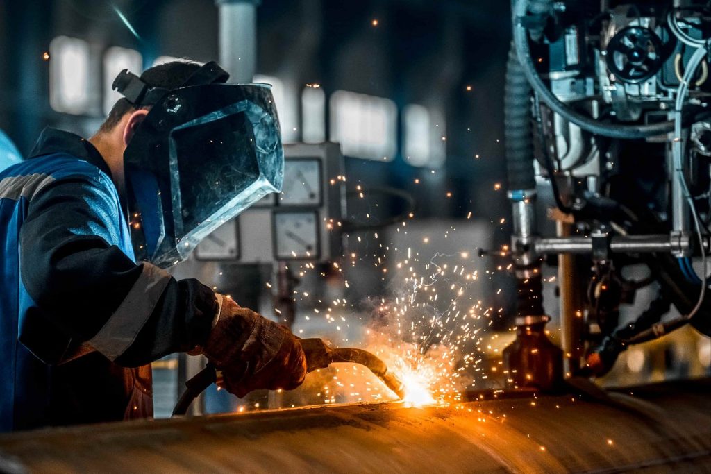 Faturamento e horas trabalhadas na produção industrial cresceram em abril, aponta CNI
