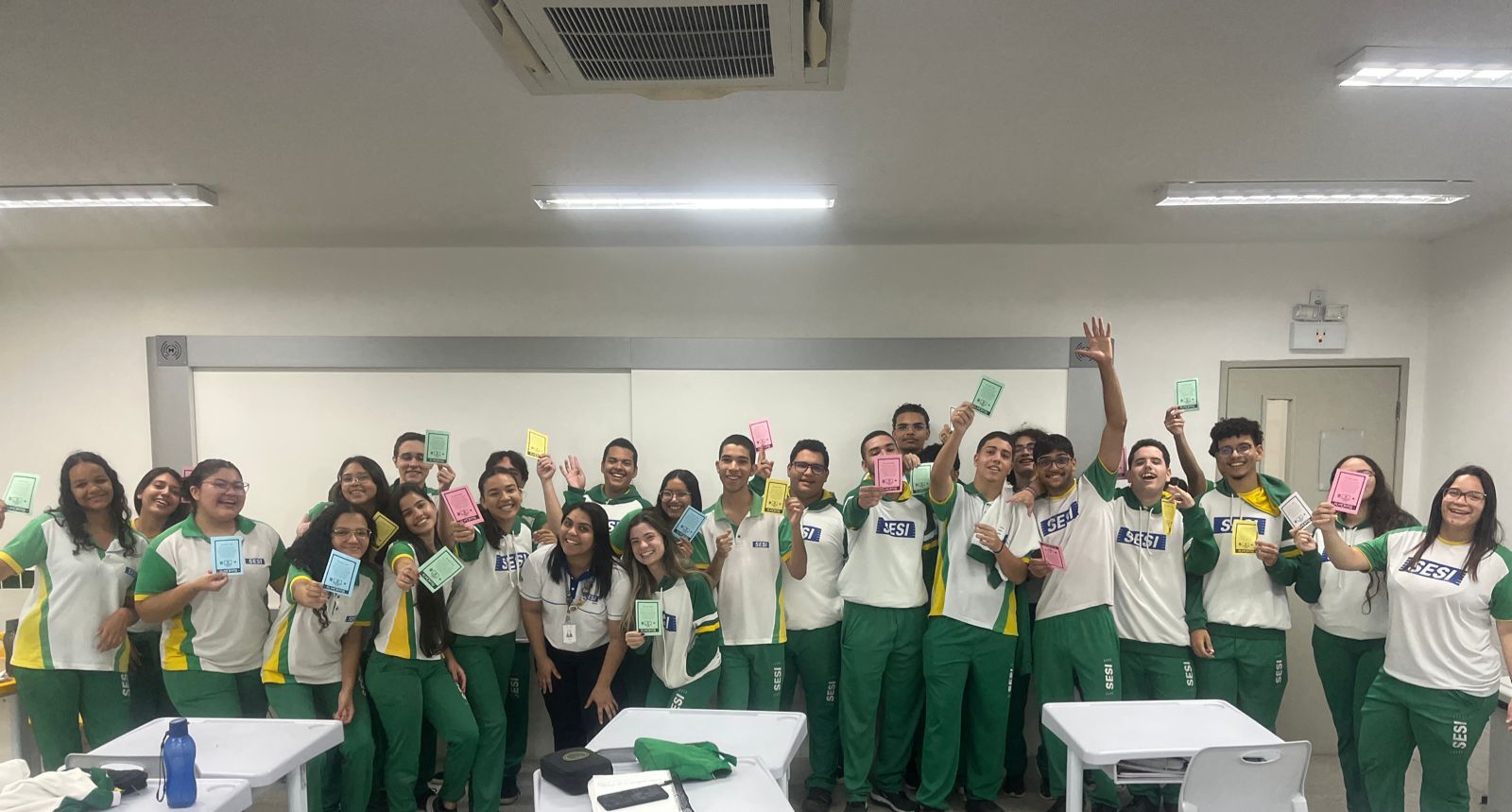 Às vésperas do ENEM, SESI Escola promove ação para incentivar alunos com mensagens no formato “arquivo confidencial”