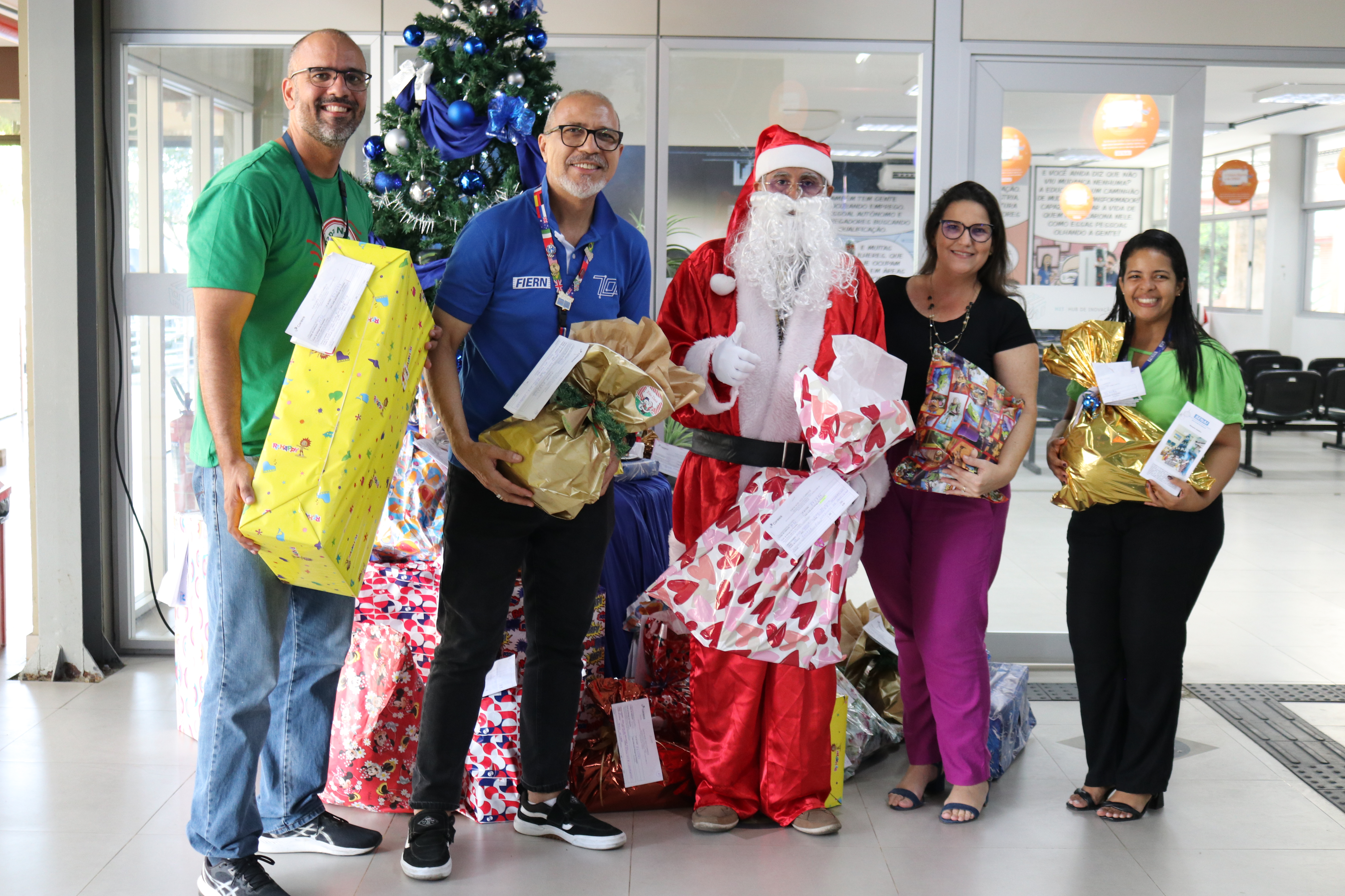SENAI CTGAS-ER faz entrega de presentes da campanha ‘Papai Noel dos Correios’