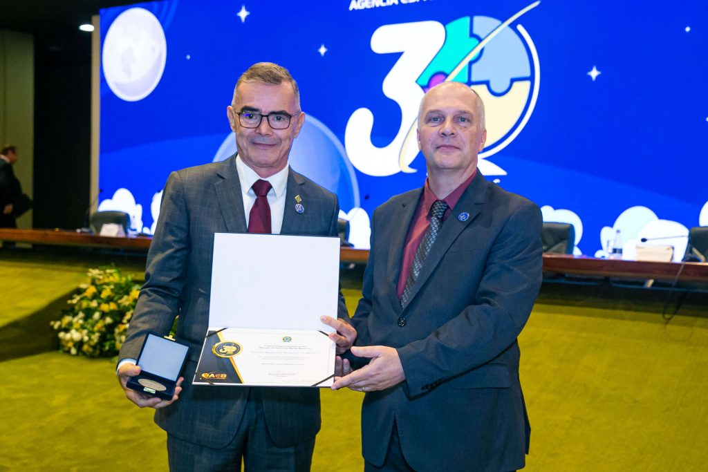 Pesquisador do ISI-ER, ex-presidente da AEB recebe homenagem por contribuição ao Programa Espacial Brasileiro