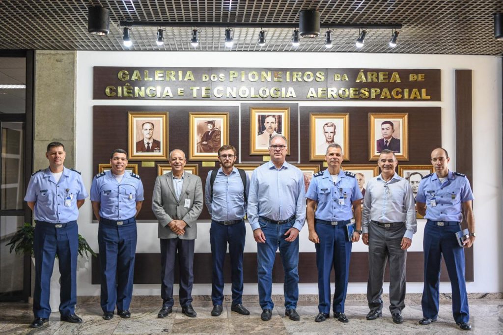 SENAI-RN e DCTA, da Aeronáutica, discutem uso de satélites para impulsionar estudos sobre energias