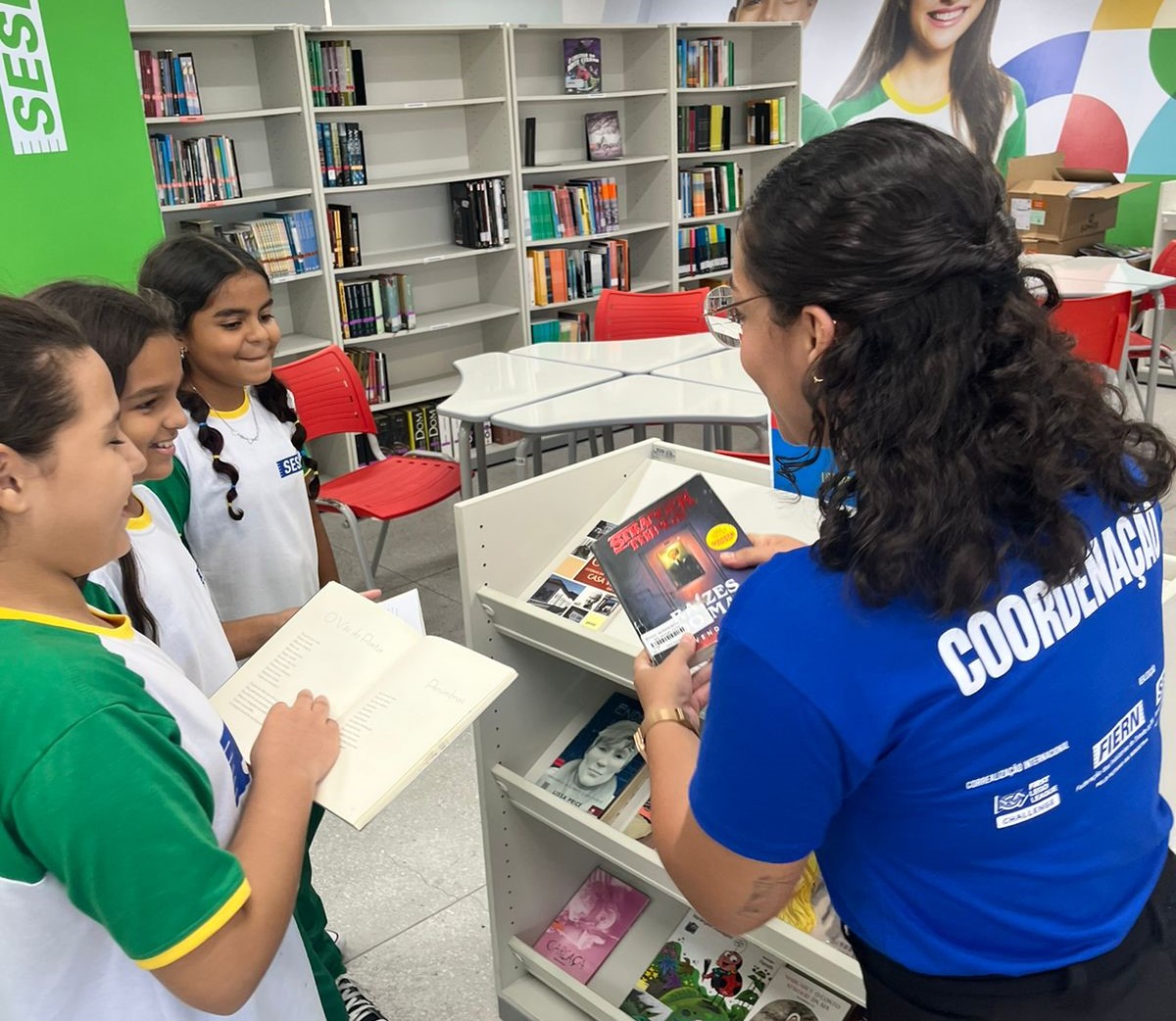Biblioteca da SESI Escola SGA expõe painel em homenagem a mulheres da literatura