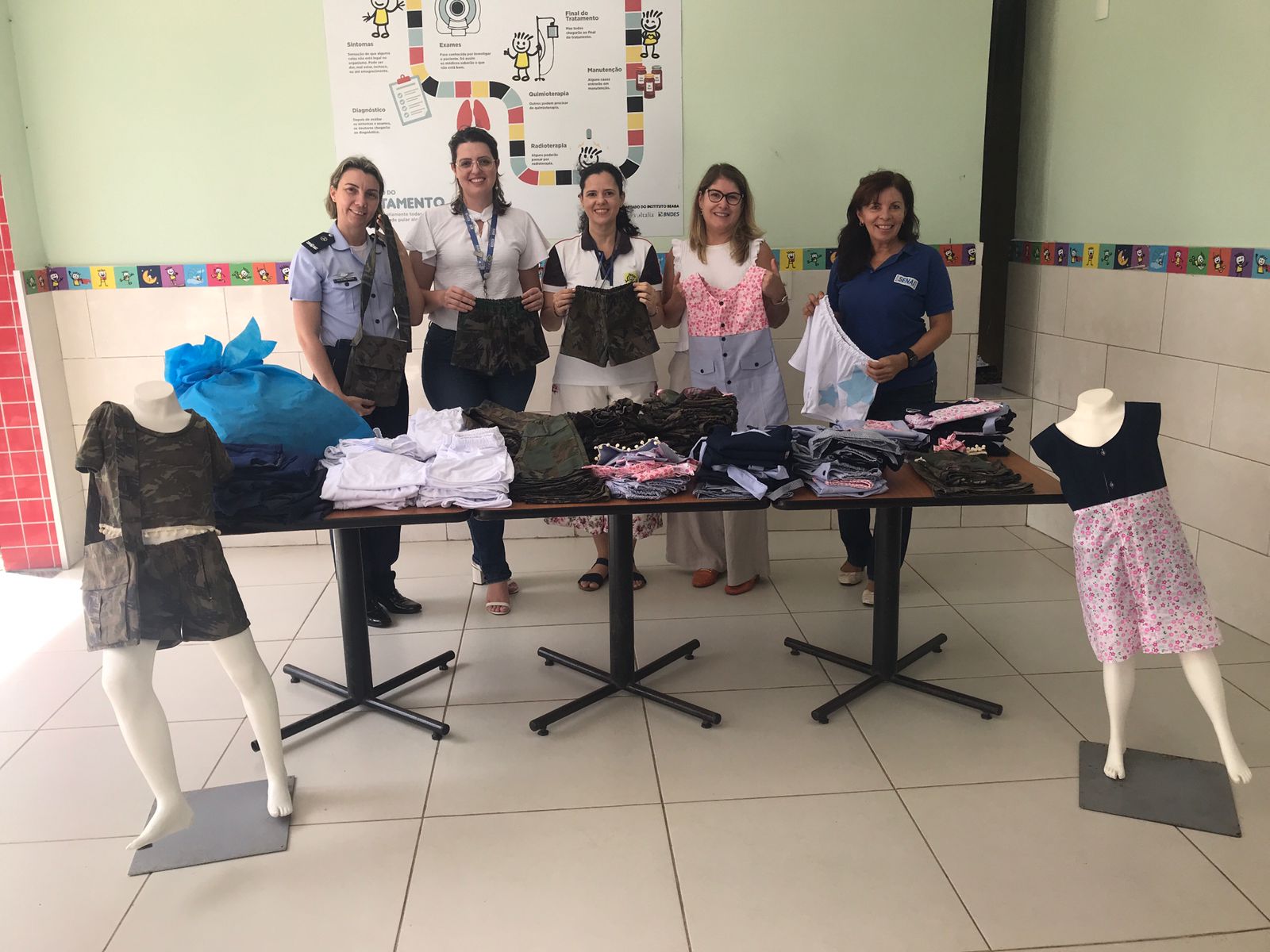 SENAI-RN faz doação à Casa Durval Paiva de peças produzidas por alunos do curso de Costureiro Industrial