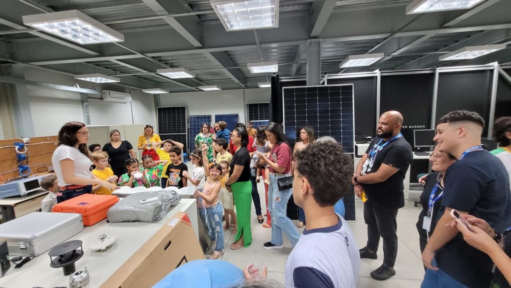 HIT SENAI comemora Dia das Mães com presença de filhos e filhas e tour por laboratórios