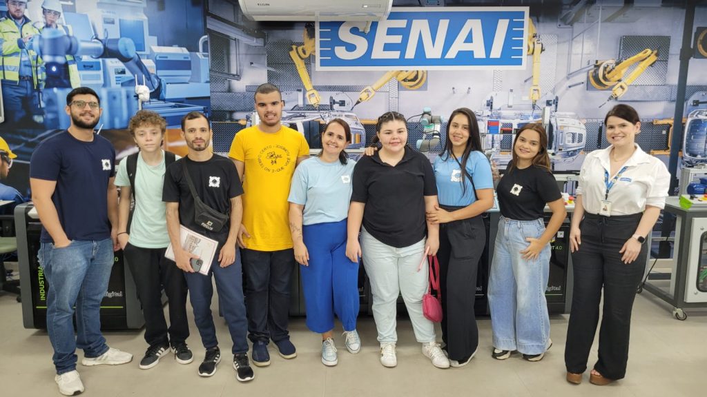 SENAI-RN apresenta tecnologias nas áreas de eletromobilidade, robótica e hidrogênio a jovens com autismo