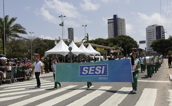 Alunos da SESI Escola unem música e civismo no desfile de 7 de setembro