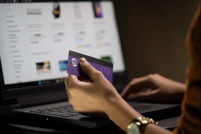 Quatro em cada 10 brasileiros que compram pela internet já fizeram isso por impulso