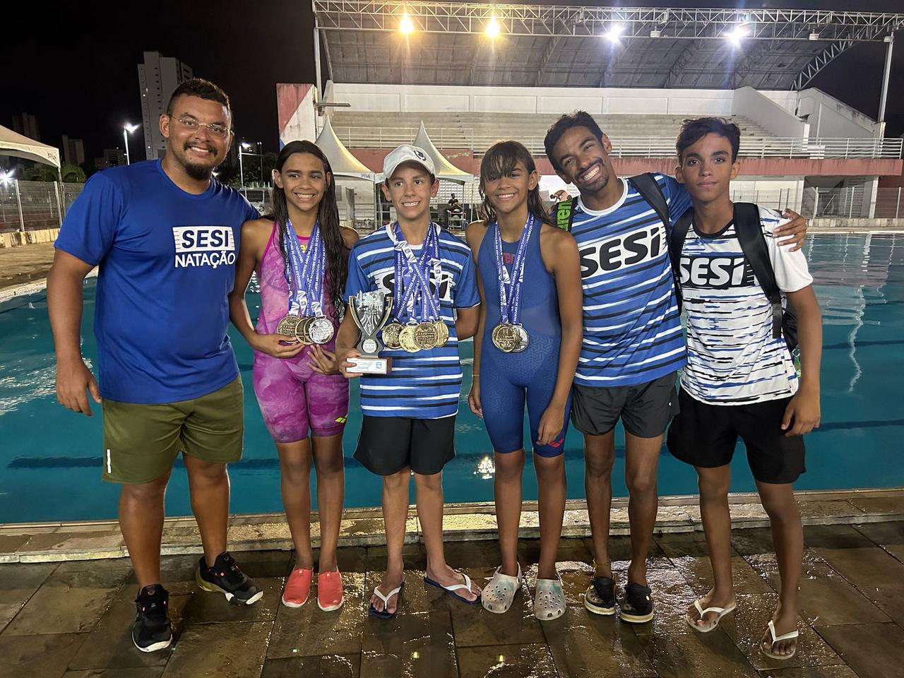 Equipe do SESI Clube de Natal conquista 12 medalhas e troféu no Campeonato Nordeste de Natação