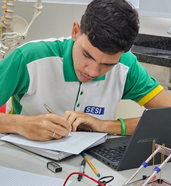 Alunos da SESI Escola de Referência em Mossoró exploram eletromagnetismo na prática