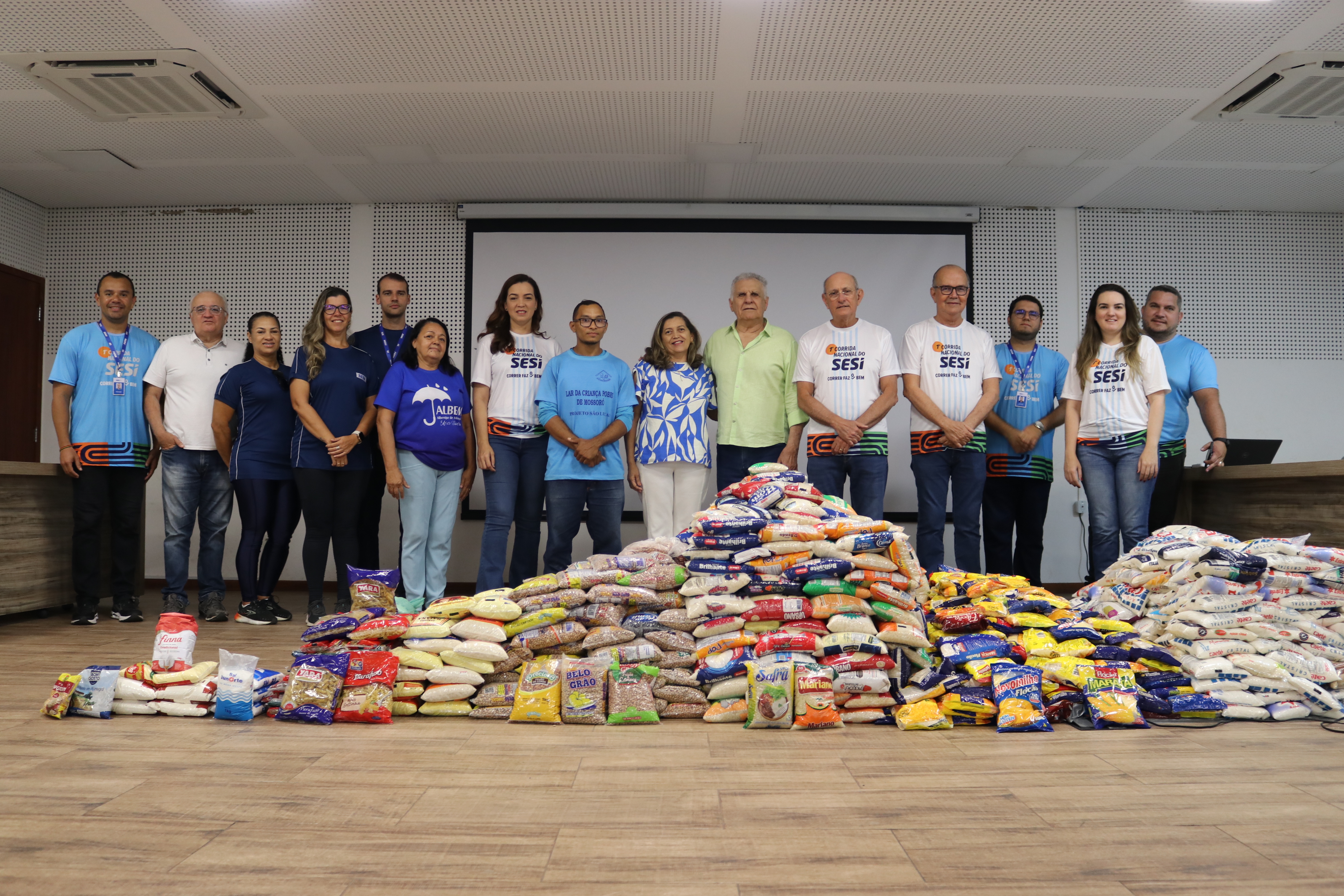 SESI-RN entrega duas toneladas de donativos arrecadados na 1ª Corrida Nacional a instituições de Mossoró