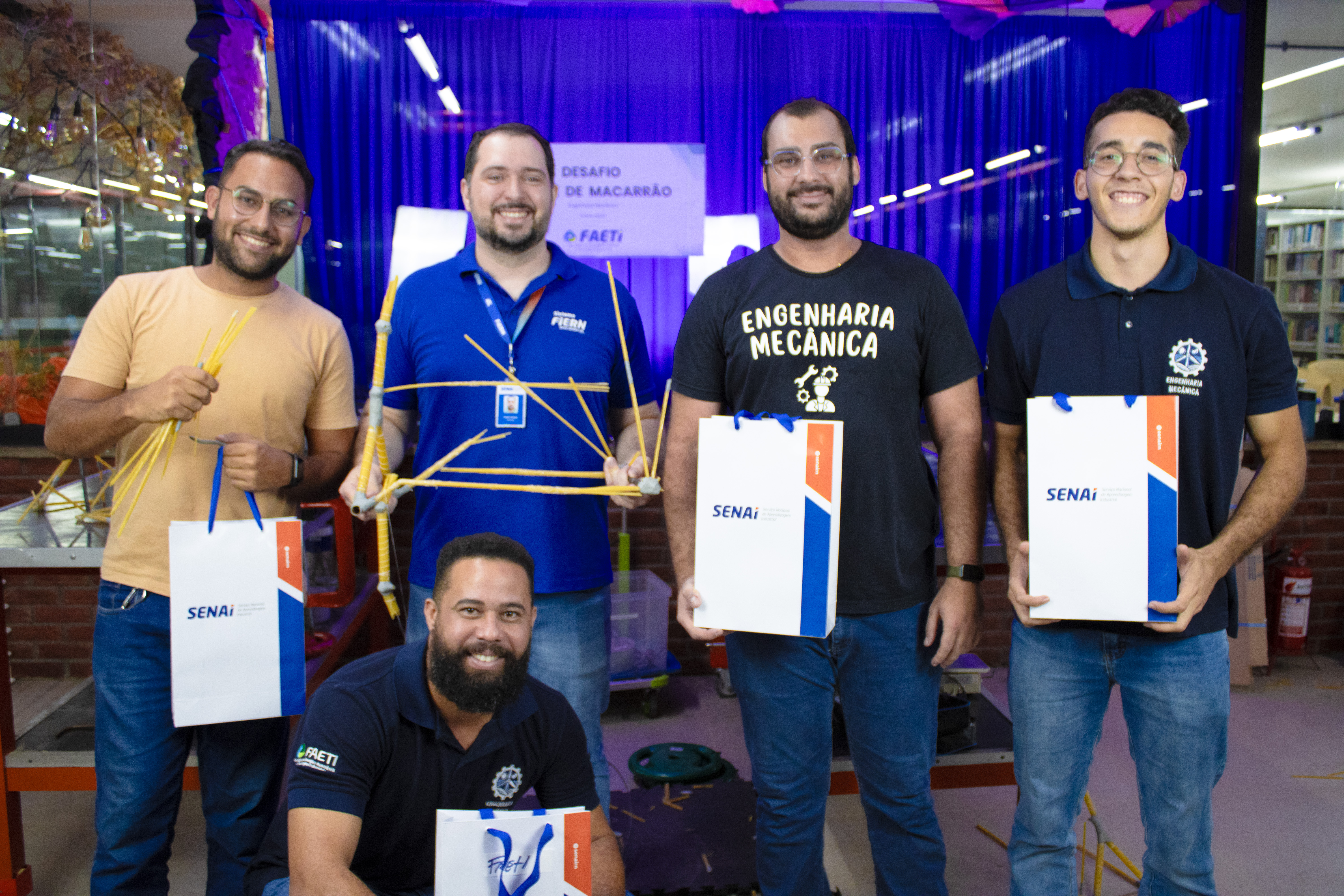 ‘Ponte de macarrão’ suporta 46 kg e vence desafio de estudantes de Engenharia da FAETI, em Natal