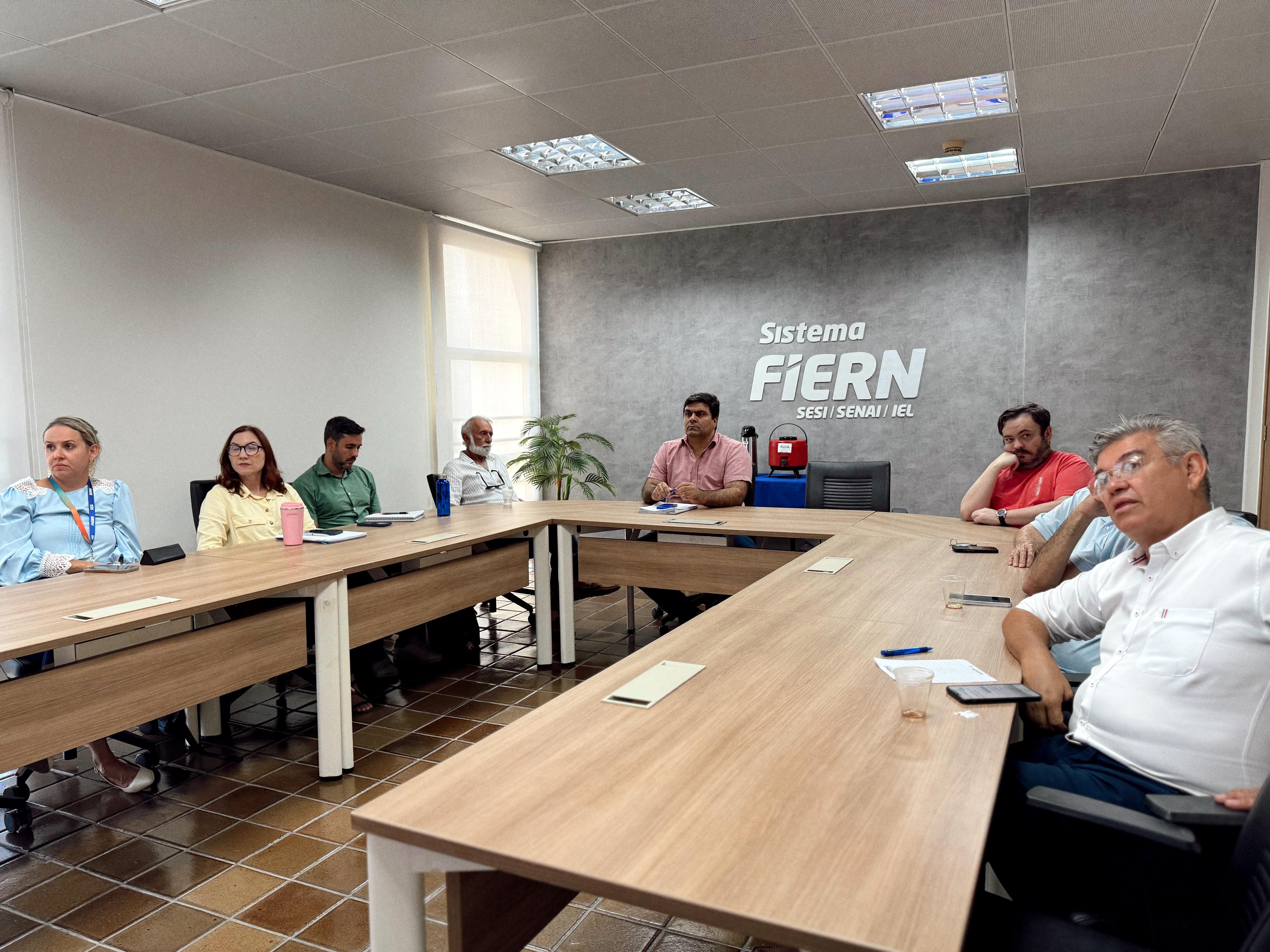SINDLEITE-RN debate métodos de eficiência produtiva em reunião com associados