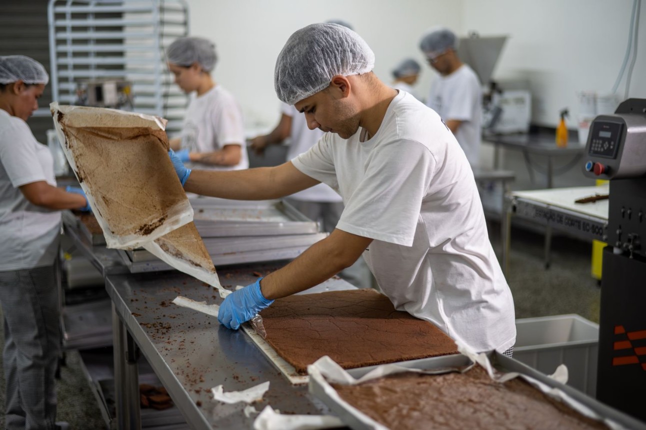 Confiança da indústria melhora, mas empresários seguem pessimistas há quase 1 ano