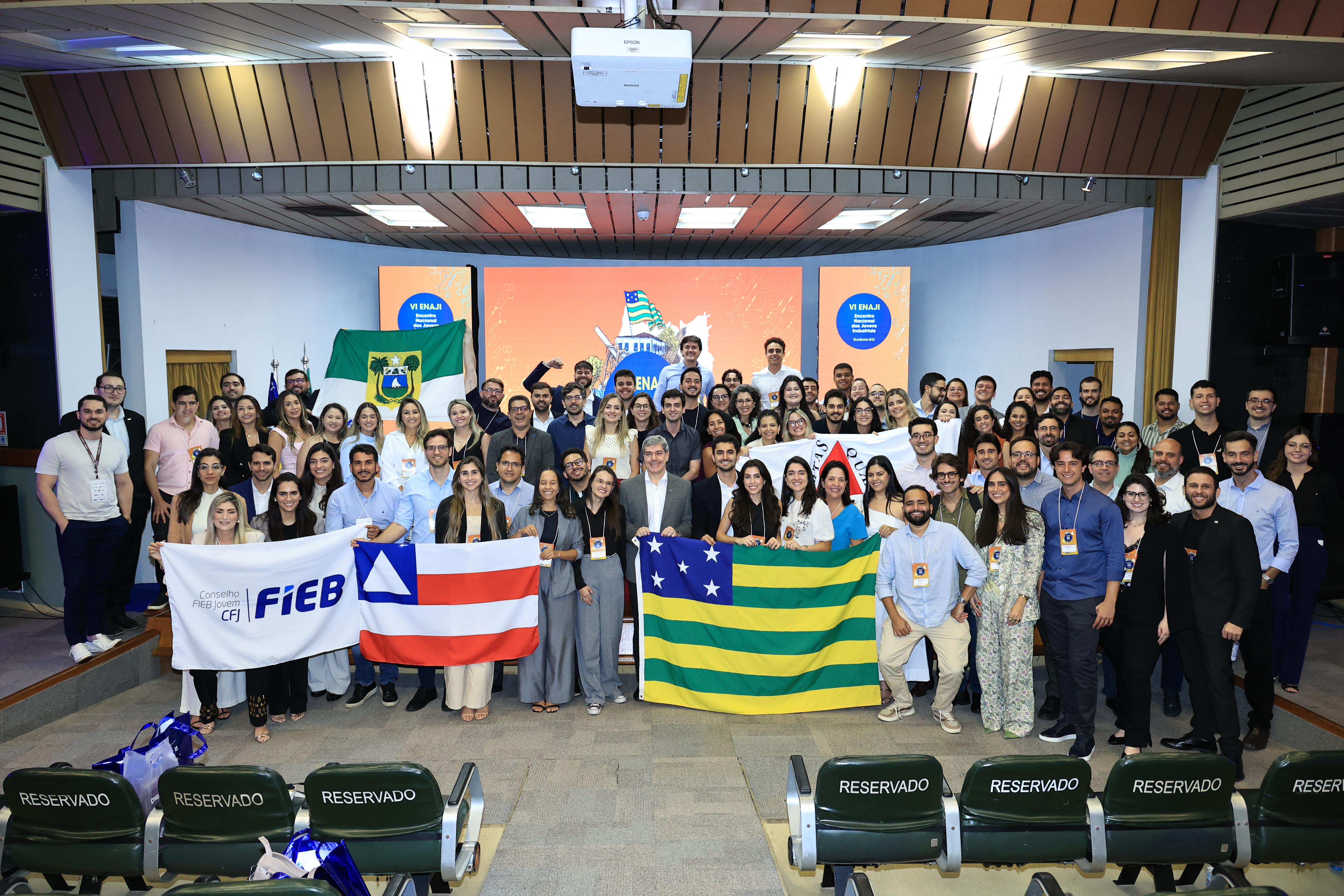 Grupo de jovens industriais reunido