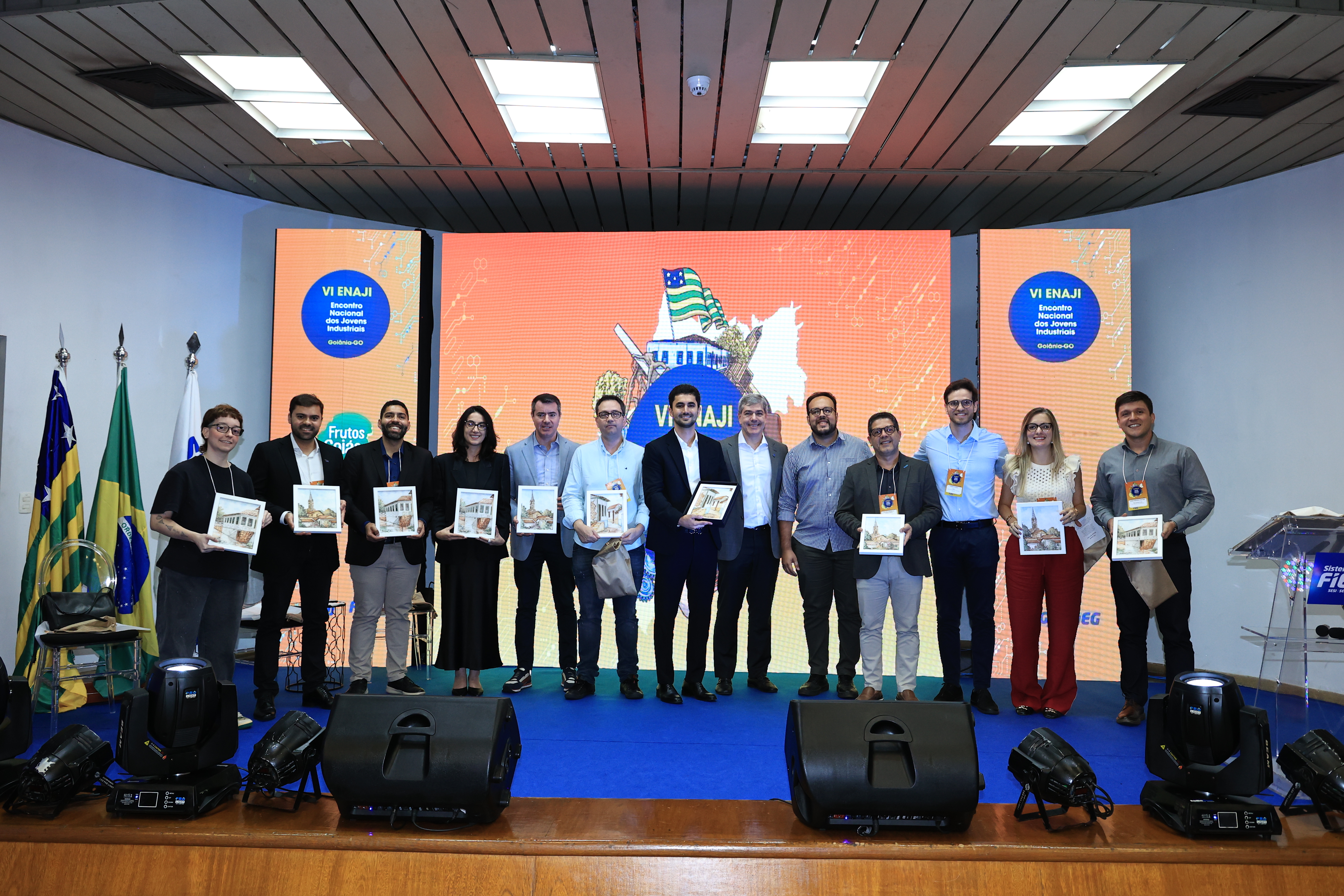 Representantes em palco de evento institucional